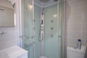 Dusj, hårføner og håndklær