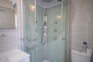 Dusj, hårføner og håndklær