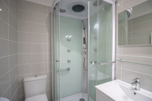 Shower, hair dryer, towels - Apartment 'Splendide Grand Neuf' with Shared Pool, Private Terrace and Wi-Fi (Albitreccia)