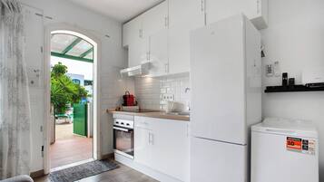 Kühlschrank, Mikrowelle, Ofen, Wasserkocher mit Kaffee-/Teezubehör