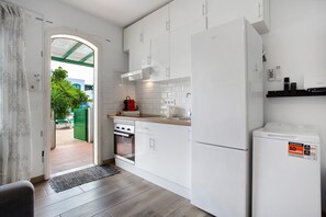 Refrigerador, microondas, horno y cafetera y tetera 