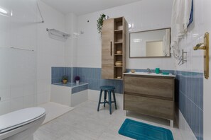 Shower, hair dryer, towels