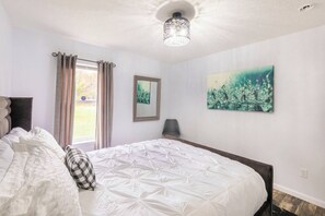 4 Schlafzimmer, Schreibtisch, Bügeleisen/Bügelbrett, Reisekinderbett