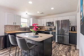 Een koelkast, een microgolfoven, een oven, een kookplaat