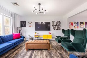 Smart TV, fireplace, video games - Pocono Superheroes Retreat With Backyard Oasis Near Skiing & Waterparks (Long Pond)