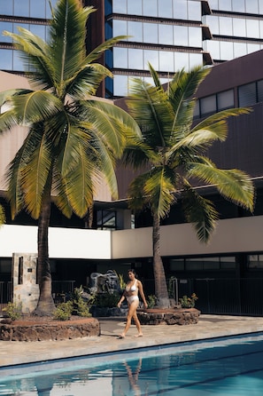 Pool - Heart of Downtown, Newly renovated Mountain View Suite, Full Kitchen Living Room (Honolulu)