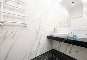 Douche, séchoir à cheveux, serviettes fournies