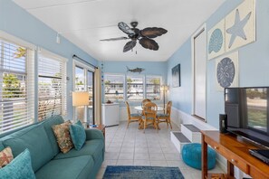 Smart TV, table tennis, books - Blue Mind #225, 35' Seawall Venture Out (Cudjoe Key)