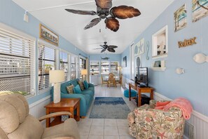 Smart TV, table tennis, books - Blue Mind #225, 35' Seawall Venture Out (Cudjoe Key)