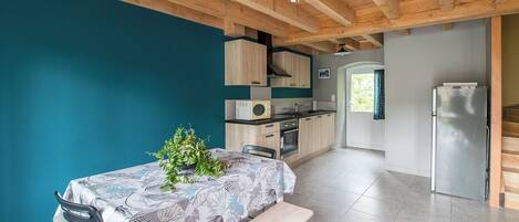 Een koelkast, een microgolfoven, een oven, een vaatwasser