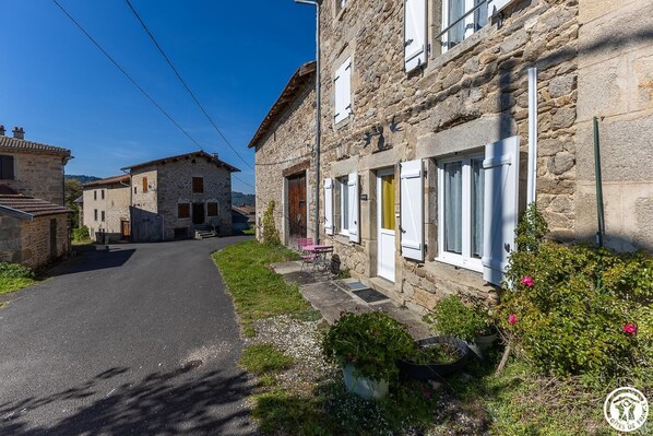 Exterior - Les Hirondelles - JOB (JOB)