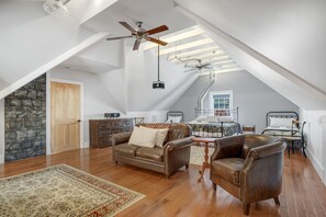4 bedrooms, desk, free WiFi, bed sheets - Junxtion - Impeccably Restored Historic Home in Downtown Cape Charles! (Cape Charles)