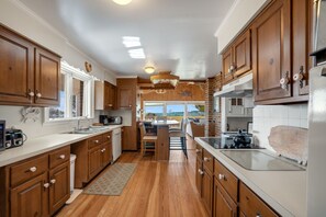 冷蔵庫、電子レンジ、オーブン、コンロ