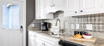 1724 E Ashley - Katie's Cottage - River/Marsh Views- Quiet Area - Close to Morris Lighthouse