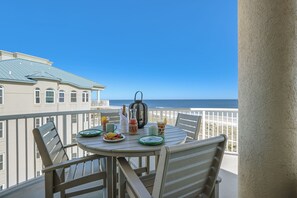 Outdoor dining - Luxury Oceanfront Penthouse | Professionally Decorated | Expansive Oceanfront Views (Fernandina Beach)