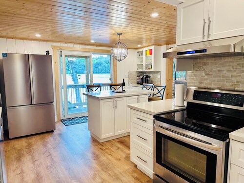 4 Bedroom, 2 Bath Lakefront new renovated cottage in Muskoka