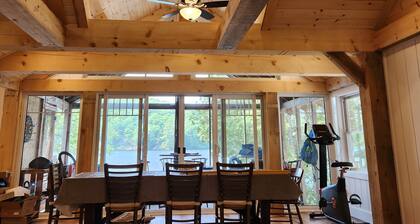 4 Bedroom, 2 Bath Lakefront new renovated cottage in Muskoka