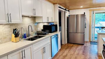 Een koelkast, een microgolfoven, een oven, een kookplaat