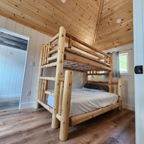 4 habitaciones, escritorio, wifi gratis y ropa de cama