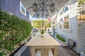 Outdoor dining - Pristine Property, Remodeled, Steps to Dining and Water (Newport Beach)