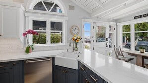 Coffee/tea maker, fridge, microwave, oven - Pristine Property, Remodeled, Steps to Dining and Water (Newport Beach)