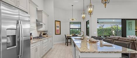 Frigorífico, microondas, horno y placa de cocina