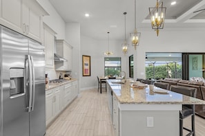 Fridge, microwave, oven, stovetop - Heated Pool, Hot Tub, Outdoor Oasis - Villa Salt Life - Roelens (Cape Coral)