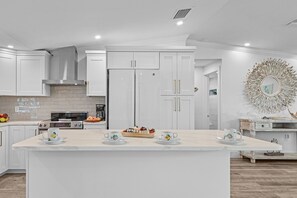Fridge, microwave, oven, stovetop - Adventures, Heated Private Pool and Gulf Access - Ocean Mist - Roelens (Fort Myers Beach)