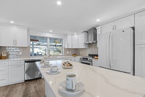 Fridge, microwave, oven, stovetop - Adventures, Heated Private Pool and Gulf Access - Ocean Mist - Roelens (Fort Myers Beach)