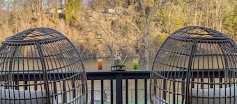 Private Luxe Lakefront Mansion: Pickleball, Basketball, Kayaks+ More!
