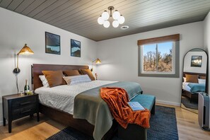 6 bedrooms, desk, iron/ironing board, travel cot