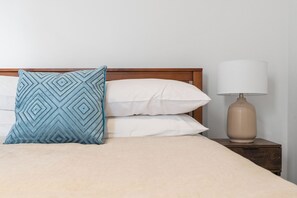 3 bedrooms, iron/ironing board, WiFi, bed sheets - Luxury Renovated Home, Quiet street- Light Modern (Bondi Junction)