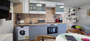 Fridge, oven, stovetop, dishwasher