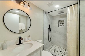 Regadera, secadora de cabello, toallas, papel de baño 