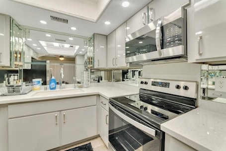 Charming 2-bedroom townhome with WiFi, AC in vibrant Las Vegas