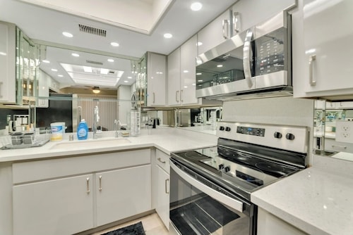 Charming 2-bedroom townhome with WiFi, AC in vibrant Las Vegas