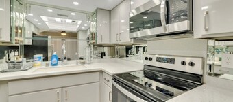 Charming 2-bedroom townhome with WiFi, AC in vibrant Las Vegas