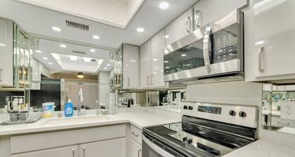 Charming 2-bedroom townhome with WiFi, AC in vibrant Las Vegas