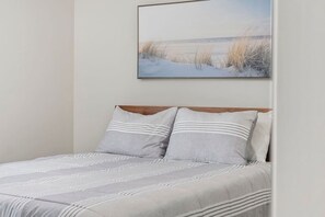 5 bedrooms, iron/ironing board, WiFi, bed sheets