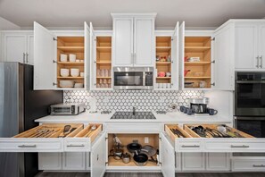 Herdplatte, Geschirrspüler, Wasserkocher mit Kaffee-/Teezubehör, Toaster