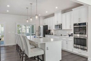 Stovetop, dishwasher, coffee/tea maker, toaster - Course to Coast at Barefoot Resort & Golf (North Myrtle Beach)