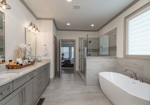 Shower, hair dryer, towels - Private Pool+Game Room+Private Dock on Lake Oconee (Eatonton)