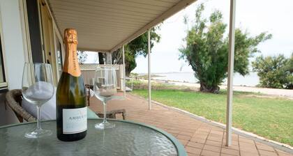 Beachfront shack. Great position. Family Friendly. Pet Friendly.