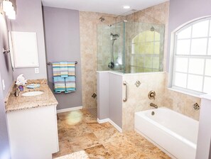 Shower, hair dryer, towels, soap - Relaxation awaits at this 3 bedroom Rotonda Retreat. (Rotonda West)