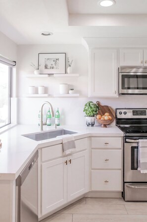 冷蔵庫、電子レンジ、オーブン、コンロ