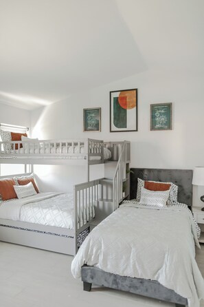 3 habitaciones, escritorio, tabla de planchar con plancha y wifi gratis