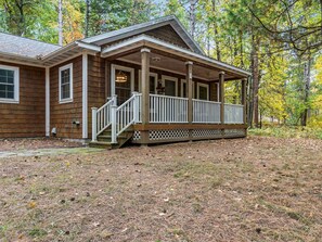 A wooden cabin with a porch, a staircase, and a natural surrounding. - Peaceful Pine Retreat in the Heart of Nisswa (Nisswa)
