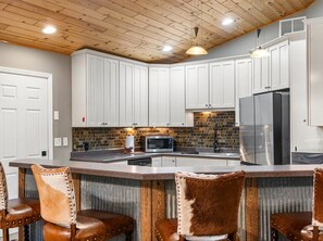 Private kitchen - Peaceful Pine Retreat in the Heart of Nisswa (Nisswa)