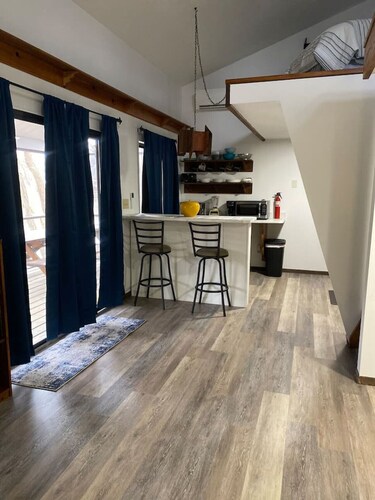 Riverfront - Cozy Loft Cottage