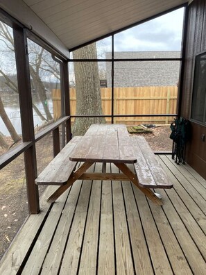 Outdoor dining - Riverfront - Cozy Loft Cottage (Zanesville)